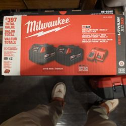Milwaukee 5.0 Battery Kit 2 Batteries + Charger