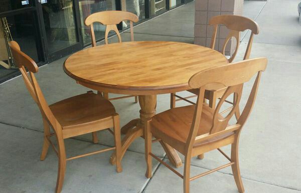 Bedard Canadian Solid Maple Wood Dining Kitchen Table & 4 Chairs Set