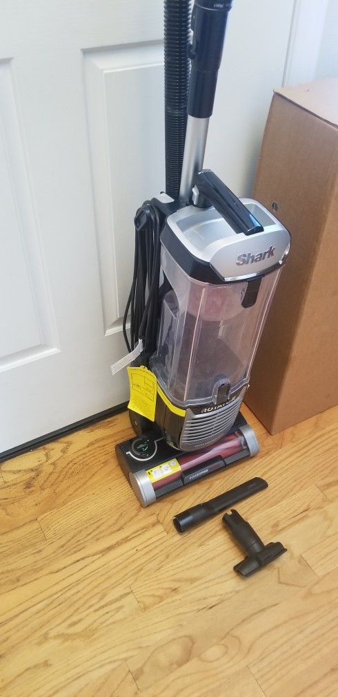 NEW cond Shark DUO CLEAN MODEL VACUUM WITH AMAZING POWER SUCTION. Wiyh ATTACHMENTS , AMAZING POWER SUCTION , WORKS EXCELLENT , IN THE BOX