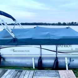 Bennington pontoon with Triton trailer
