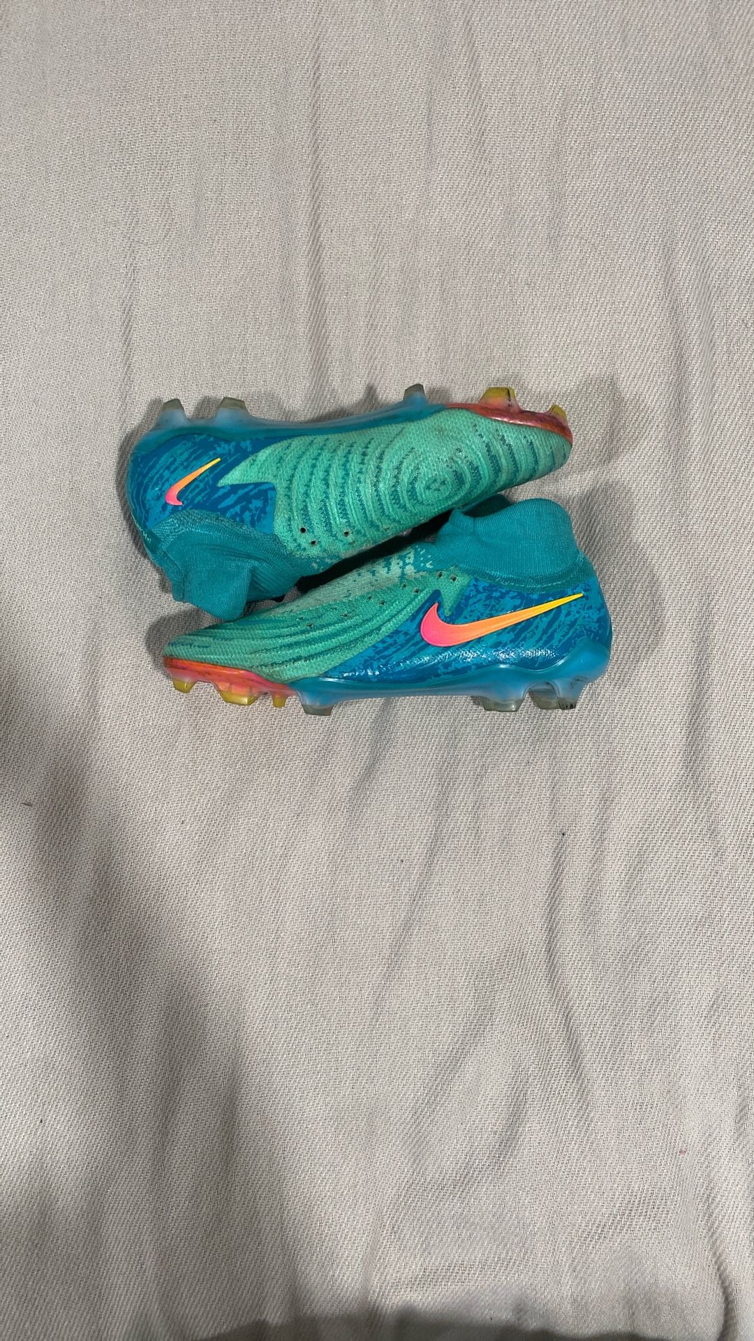 Nike Soccer Cleats - Turquoise/Pink Swoosh - Size \ 5.5 No Laces