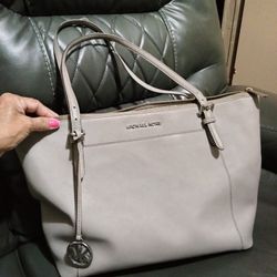 Michael Kors Tote Purse Great Christmas Gift, MAKE AN OFFER!!!