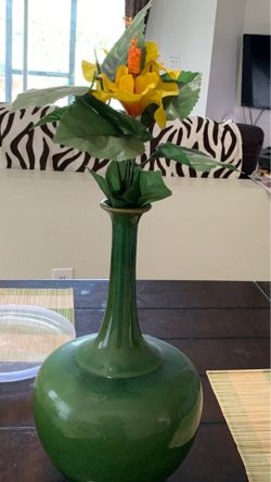 Green vase with flower great condition pick up johnyoung was area 32837