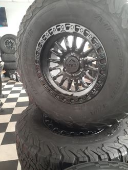 Bendo un set de Rines nuevos con llantas usados 31570R17 para FORD