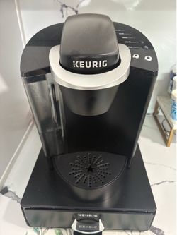 Keurig coffee machine with cup holder