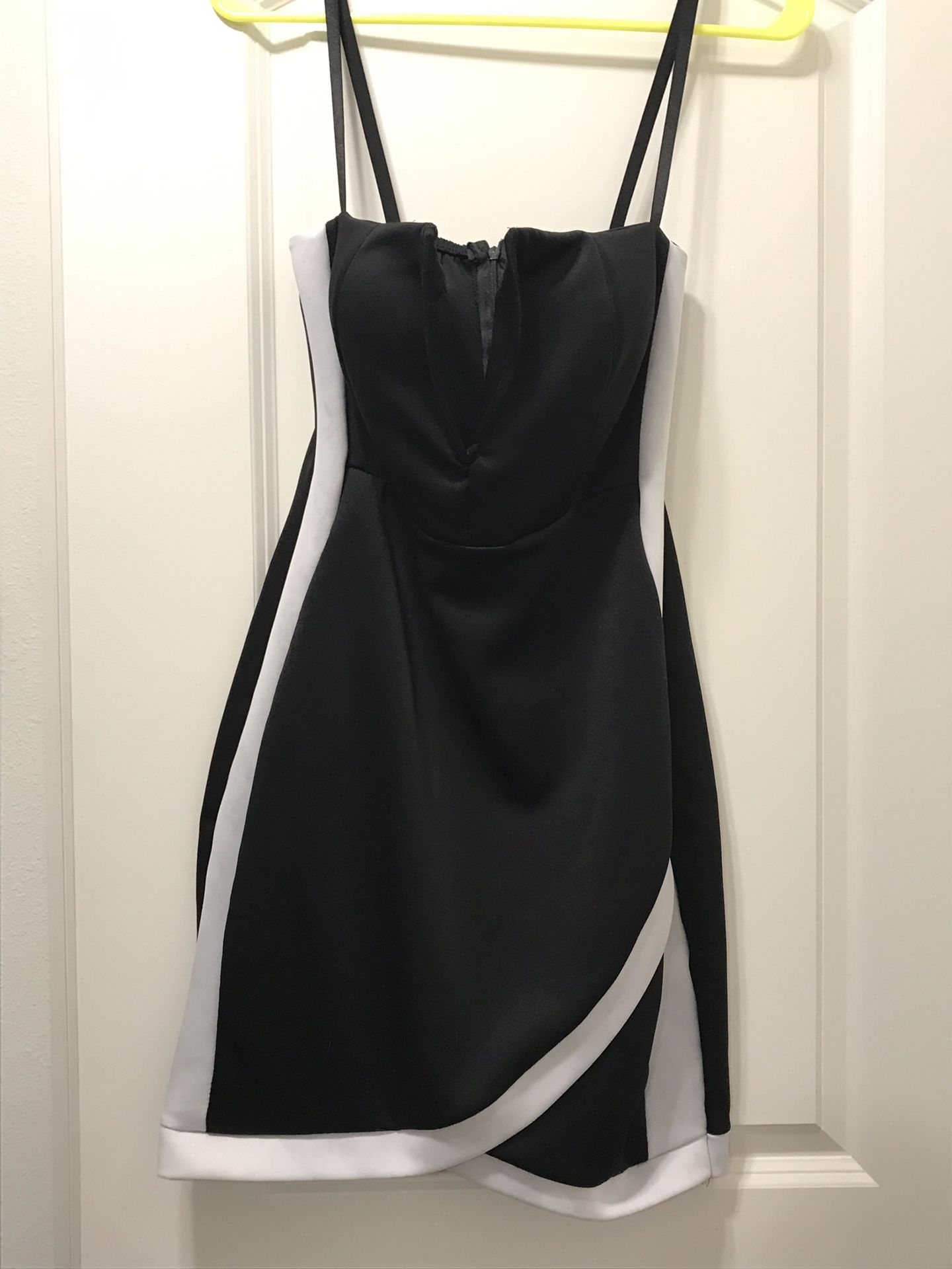 Deep V Neck Plunge Black & White Dress - Large