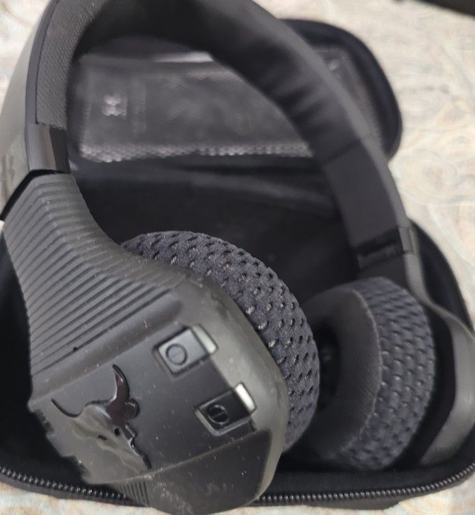Under Armour®
 Project Rock Sport Wireless Train JBL