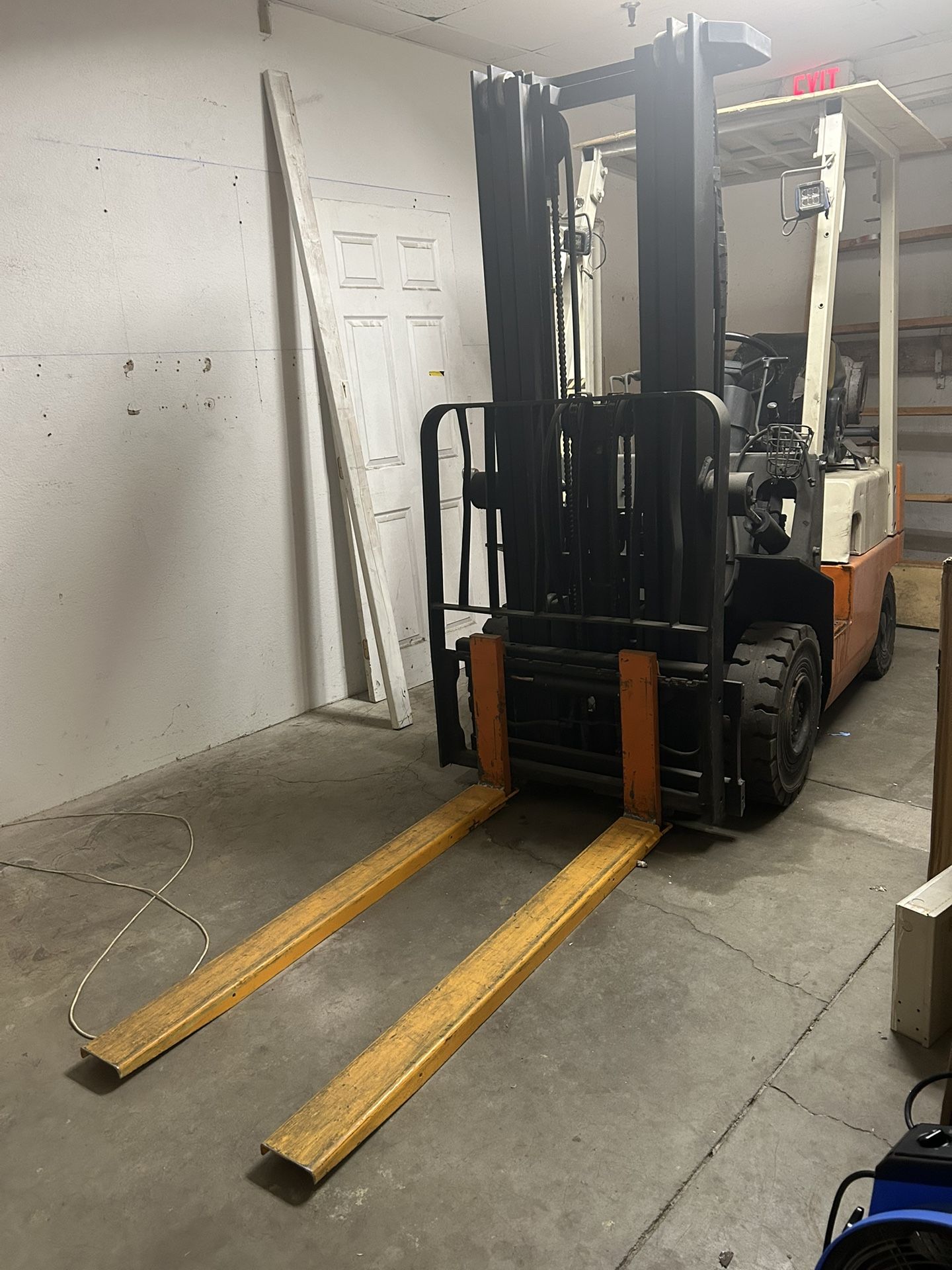 Forklift With Extension Forks (Stop Working)