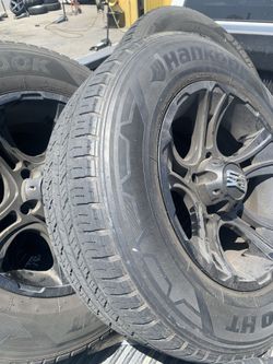 Toyota Tundra. 5 lugs. Nice. Side. 18