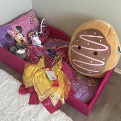 Girl’s Minnie Mouse bed, with pillow, pillowcase, comforter and sheet