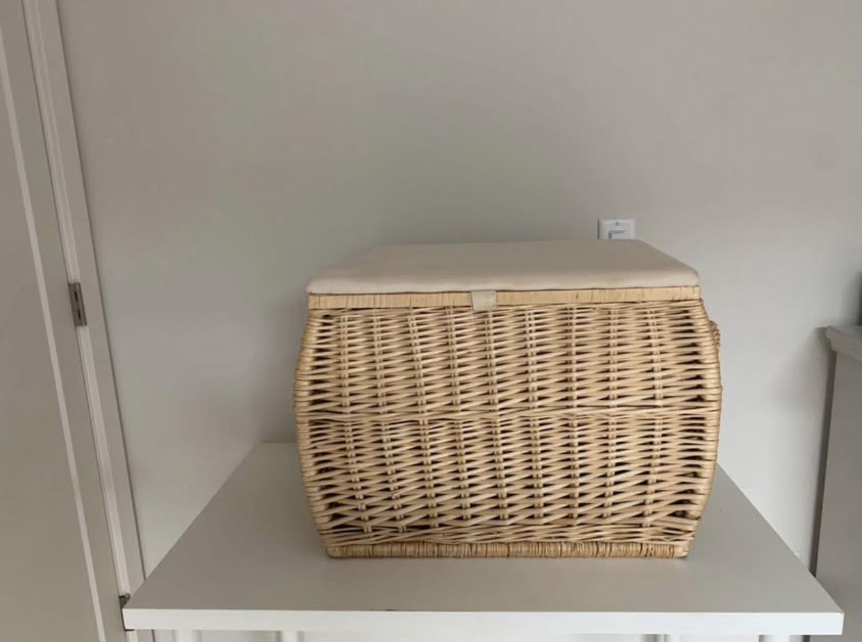 Wicker Laundry & Storage Hamper with Cushion Lid and a Handle