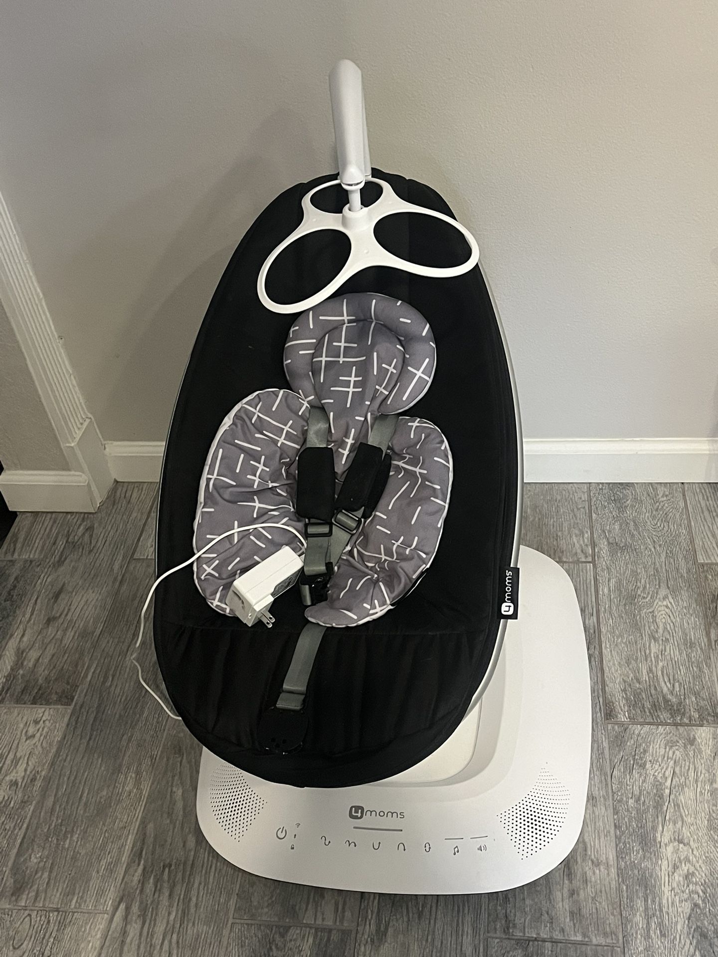 4 Moms MamaRoo Swing With Babocush