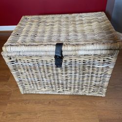 Wicker Storage Trunk / Basket Chest w/ Lid 