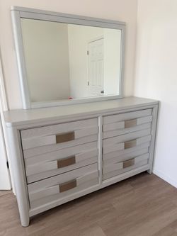 6-Piece Rooms To Go Queen Bedroom Set + Accent Lamps/ Silver / Light Gray Wood-Grain Finish
