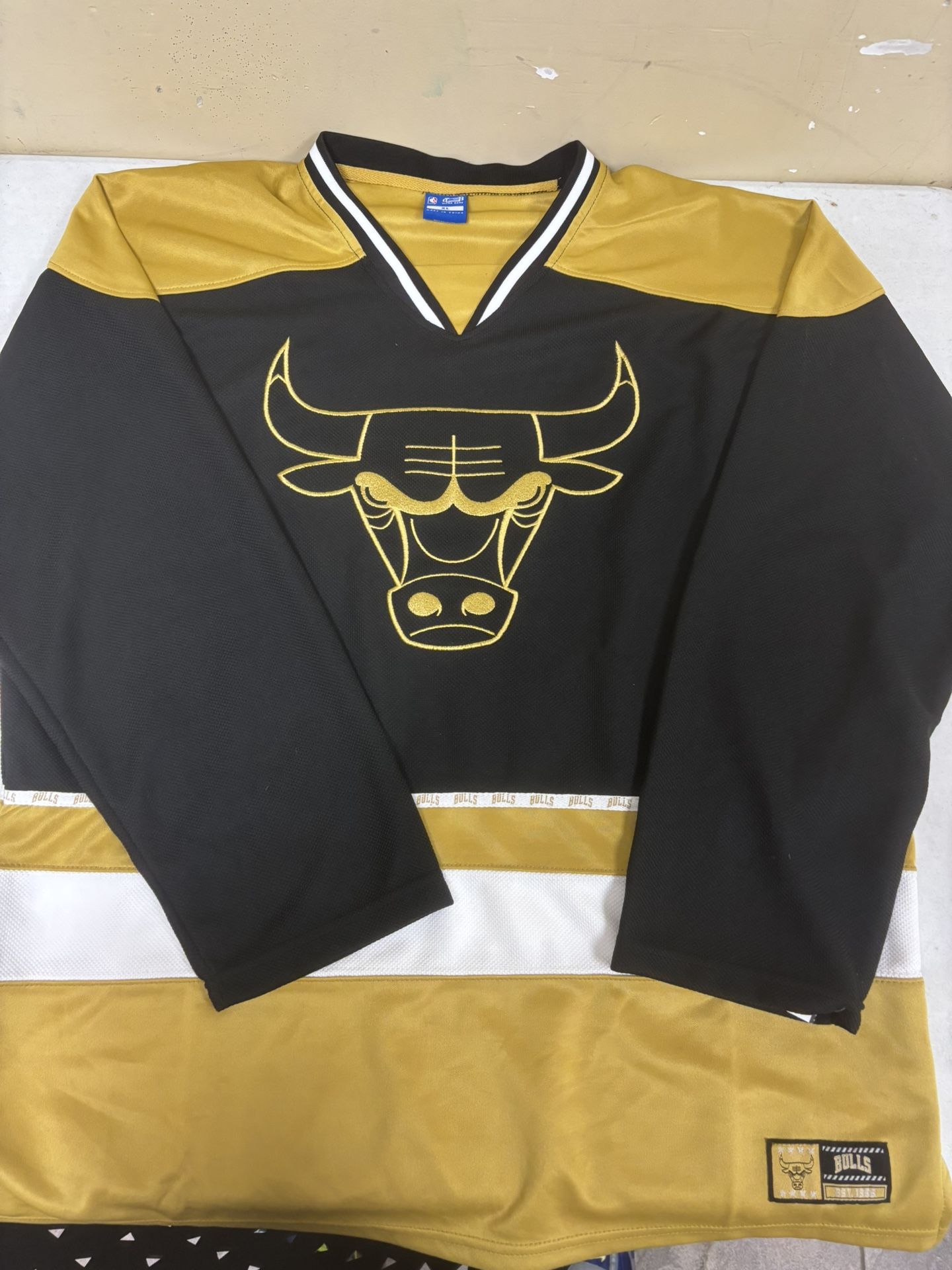 Chicago Bulls XL Hockey JERSEY Black And Gold .NBA Ultra Game
