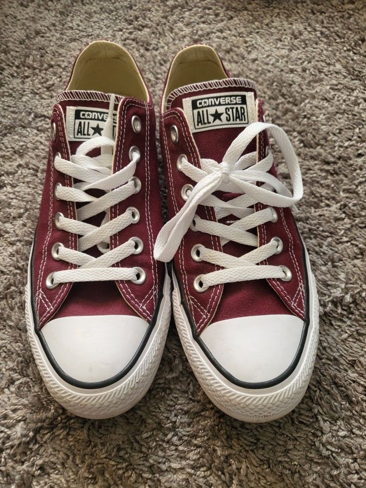 BURGUNDY CONVERSE ALLSTAR CHUCK TAYLOR SNEAKERS