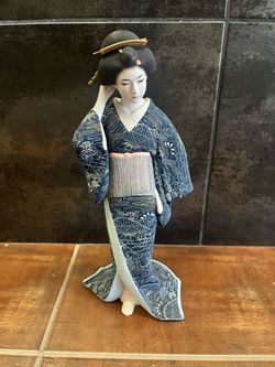 Vintage Japanese Geisha Figurine – Blue Kimono Porcelain Statue – Handcrafted Decor