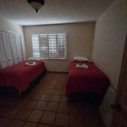2 Twin Beds 