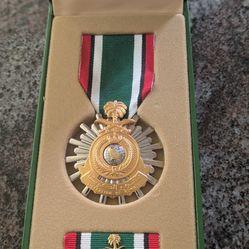 VINTAGE KUWAIT LIBERATION MEDAL KINGDOM OF SAUDIA ARABIA MILITARY ORIGINAL BOX