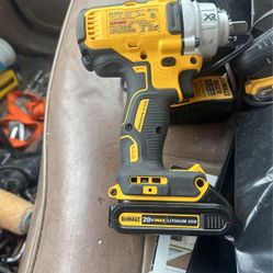 Dewallt  1/2 Pistola De Impacto Nueva Con Dos Barías