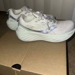 Saucony Triumph 22 Running Shoes (Women’s 6)