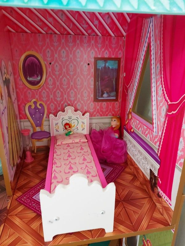 Like new Frozen house for sale ( original price was $150 and I am selling for half the price, please don't ask for lower price)