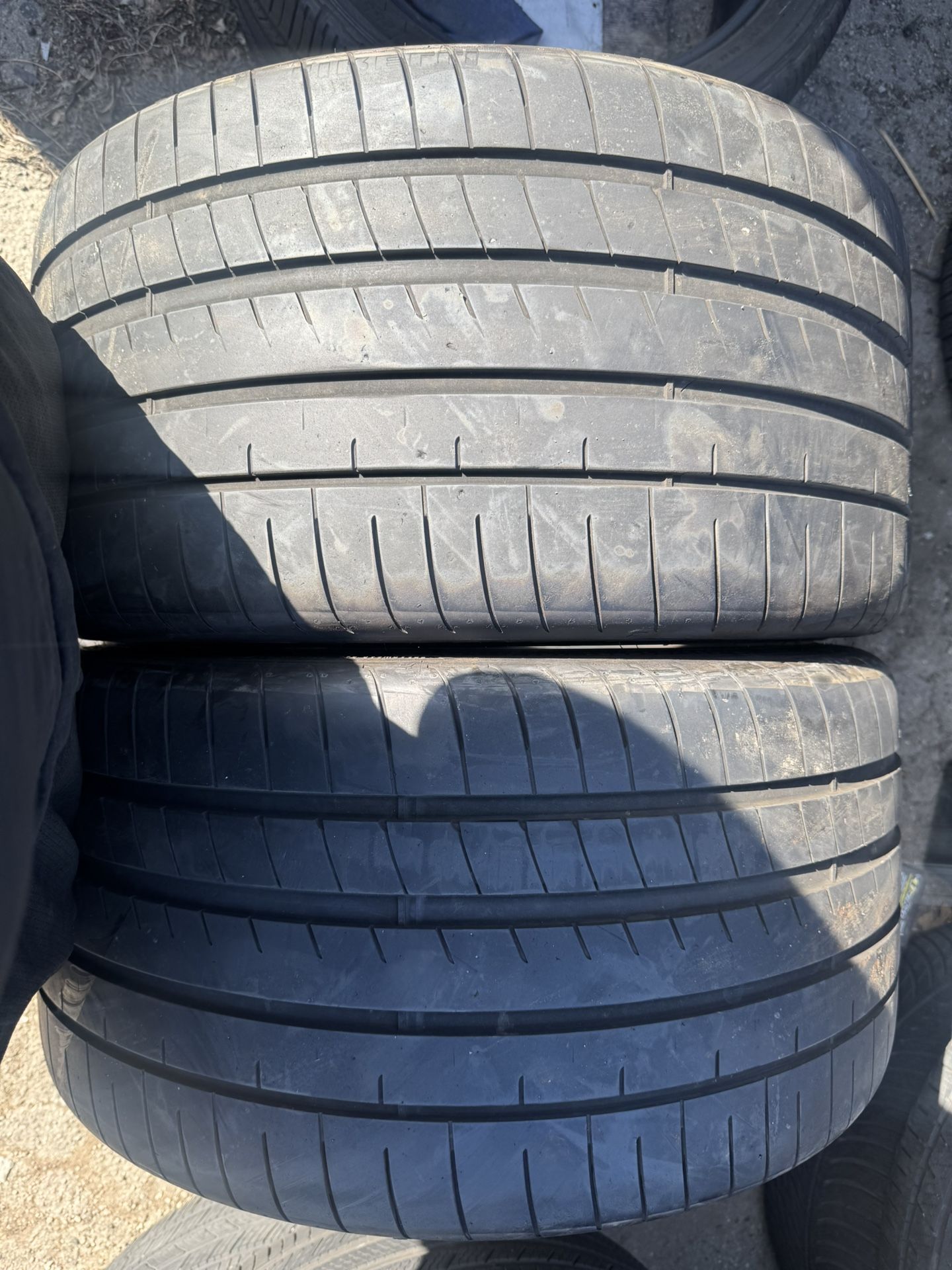 (2) 305/30ZR21 PAIR OF USED TIRES GOOD YEAR 80% LIFE !!