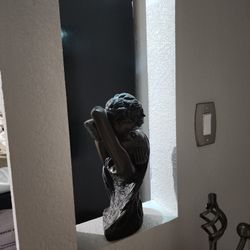 La Anina Vintage Man Woman Kissing  Statue