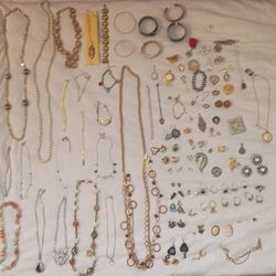 Lot of vintage jewelry