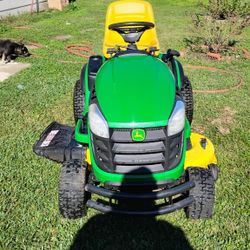 John Deere Lawnmower Tractor