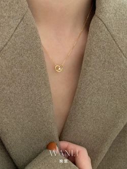 Zircon  pretzel Silver Necklace 