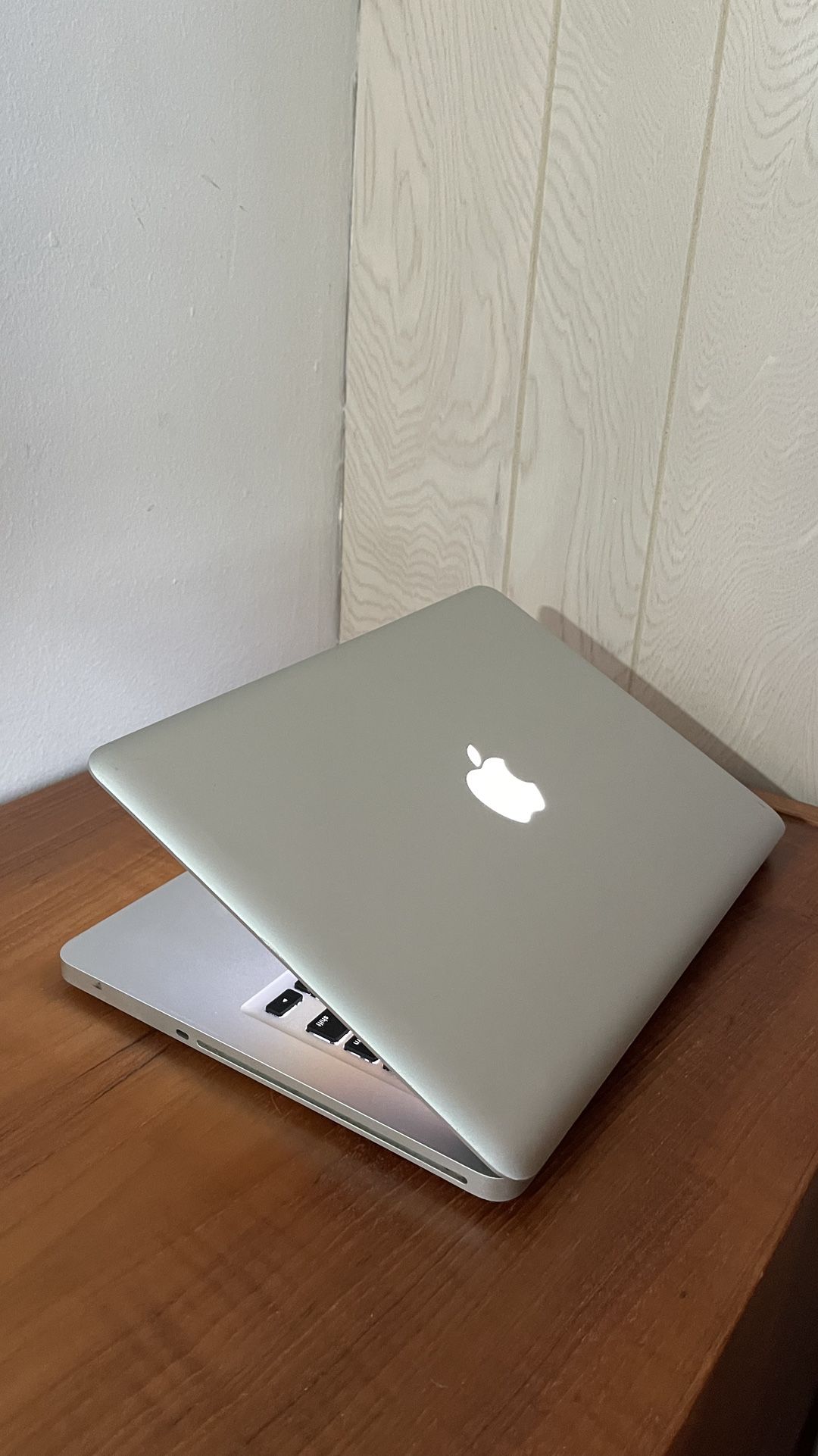 Apple MacBook Pro 13” I5/8GB/256GB SSD $140
