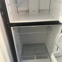 Black Hotpoint Refrigerator And Stove Set