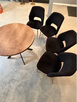 Round table w chairs