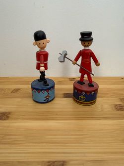 Wooden British Royal Guard & Beefeater Figurines – Set of 2