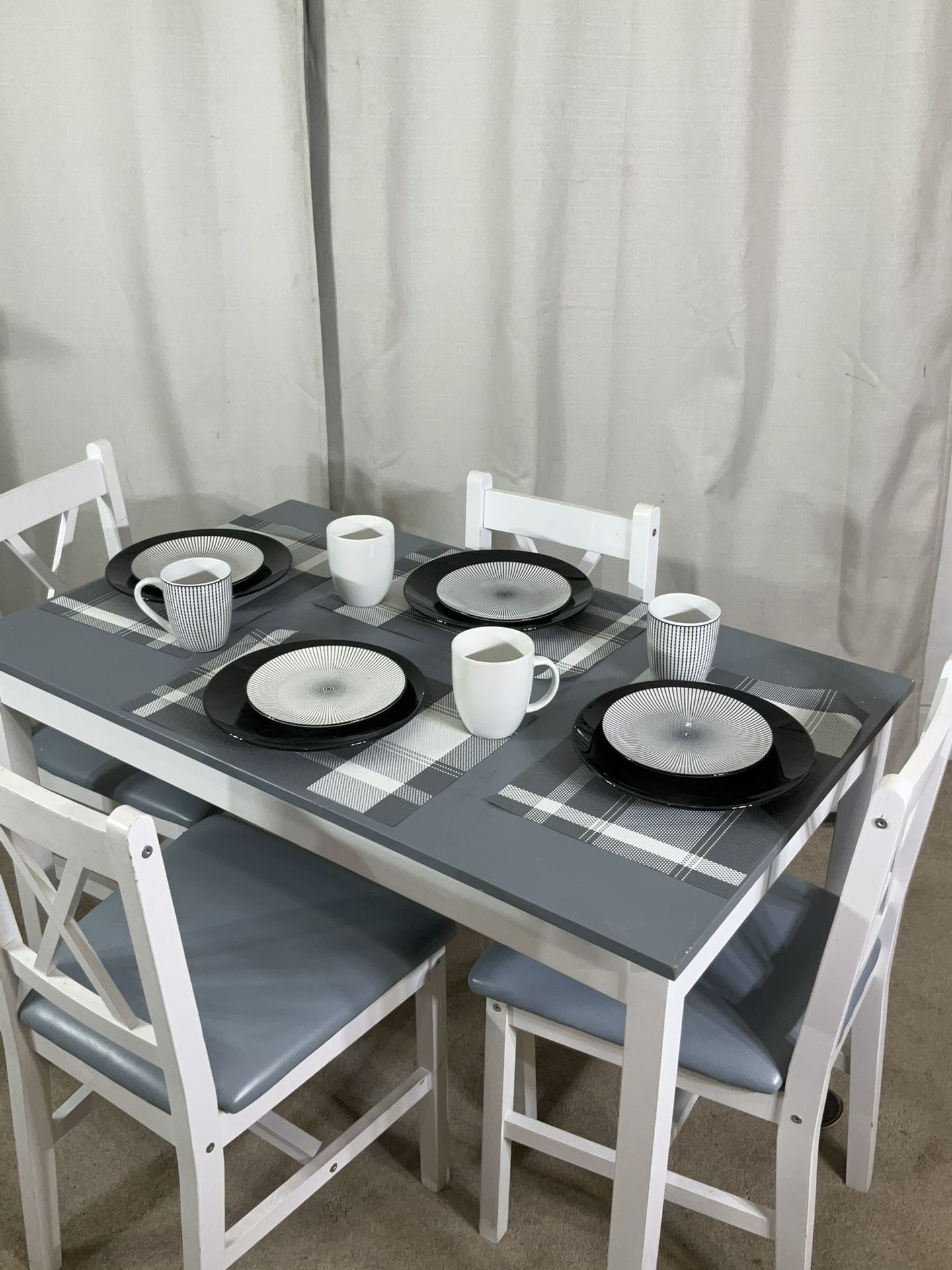 Compact Two-Tone Kitchen Dining Table & 4 Chairs / Mesa Comedor Compacto Y 4 Sillas 