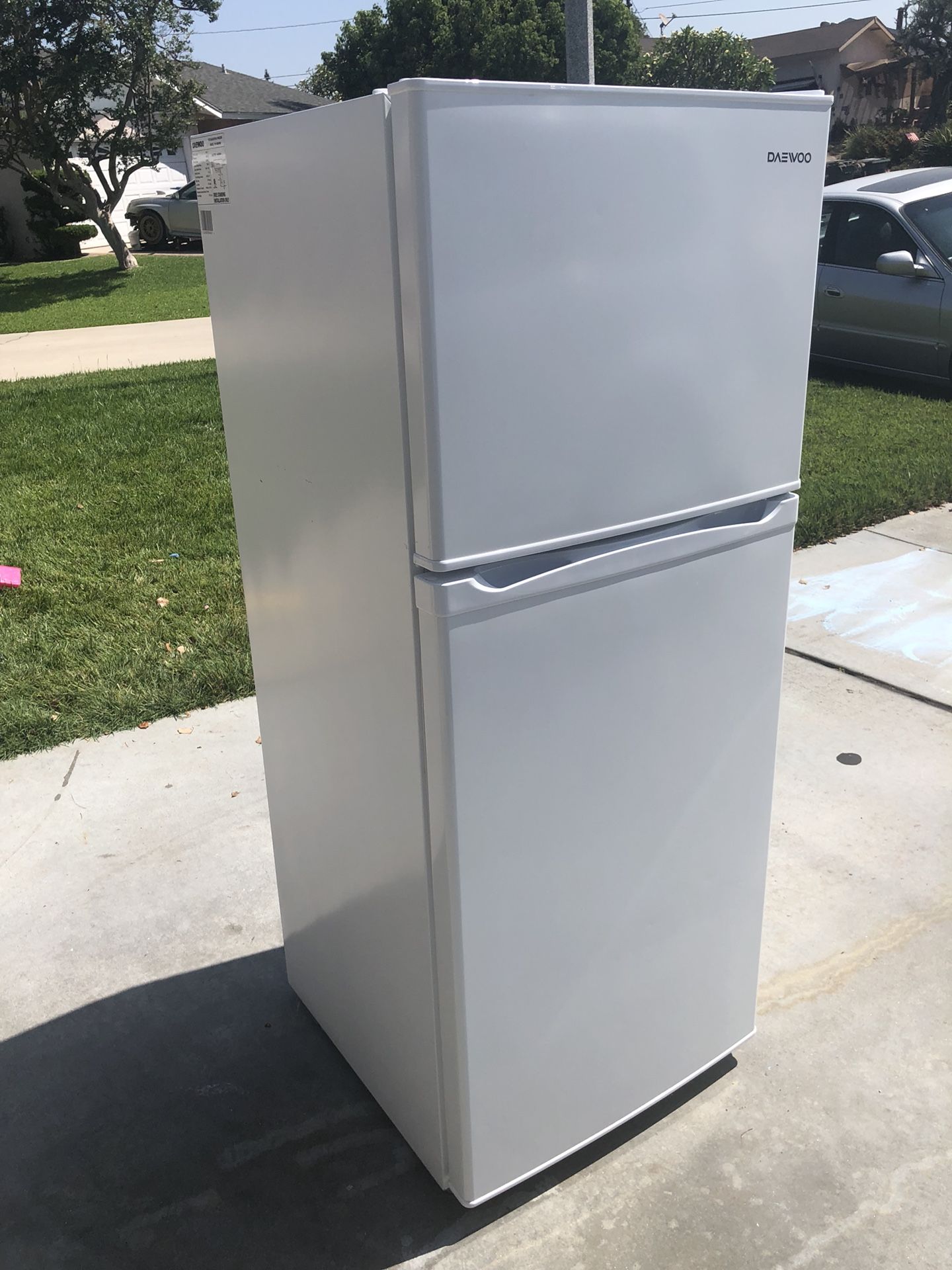 Daewoo 10 cu ft 24" Wide Top Freezer Refrigerator - White
