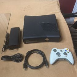 Microsoft Xbox 360 Slim 4GB Black System 1439 w/ Controller & Cords Tested 