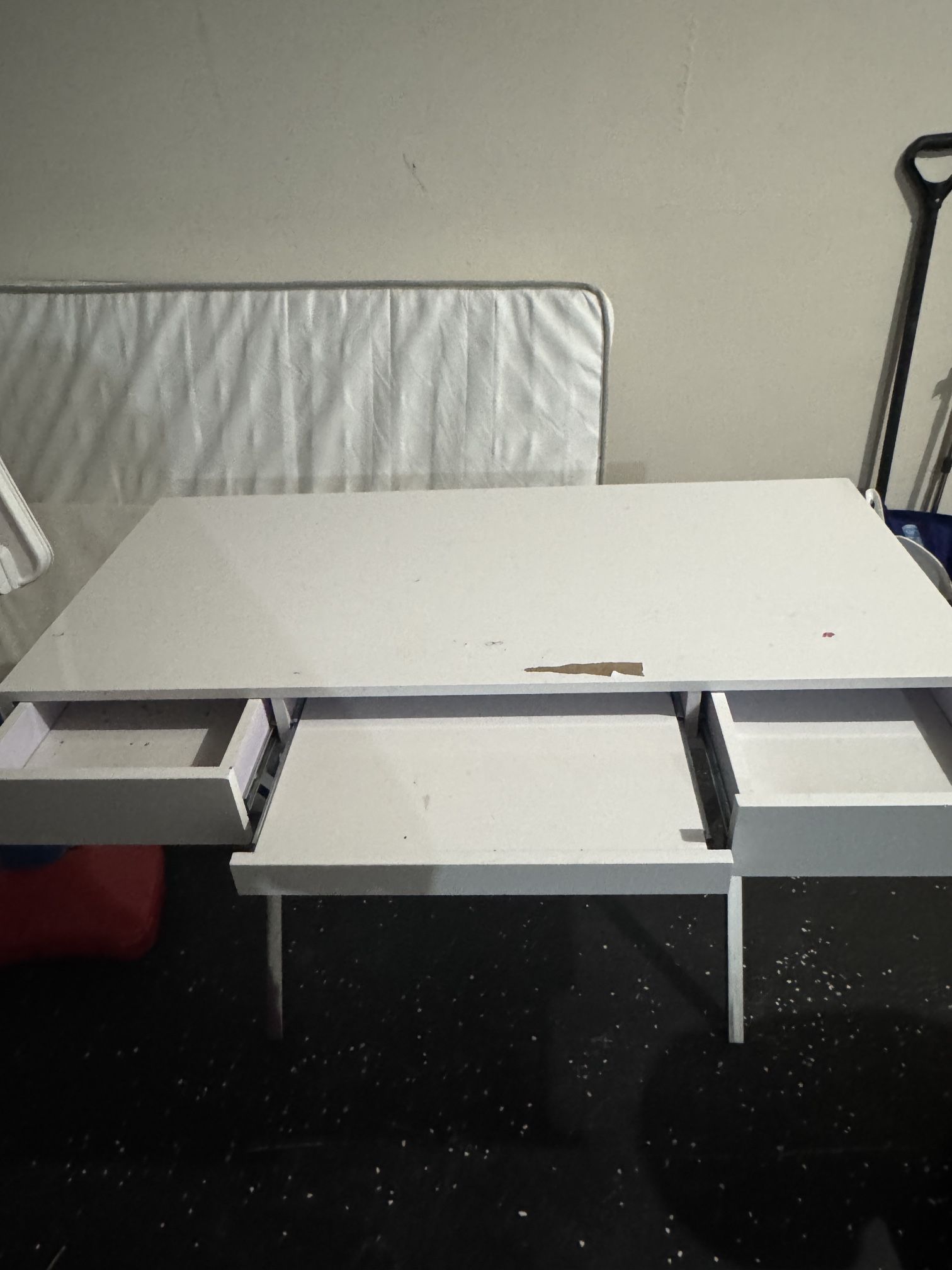COMPUTER DESK FULLY FUNCTIONAL 