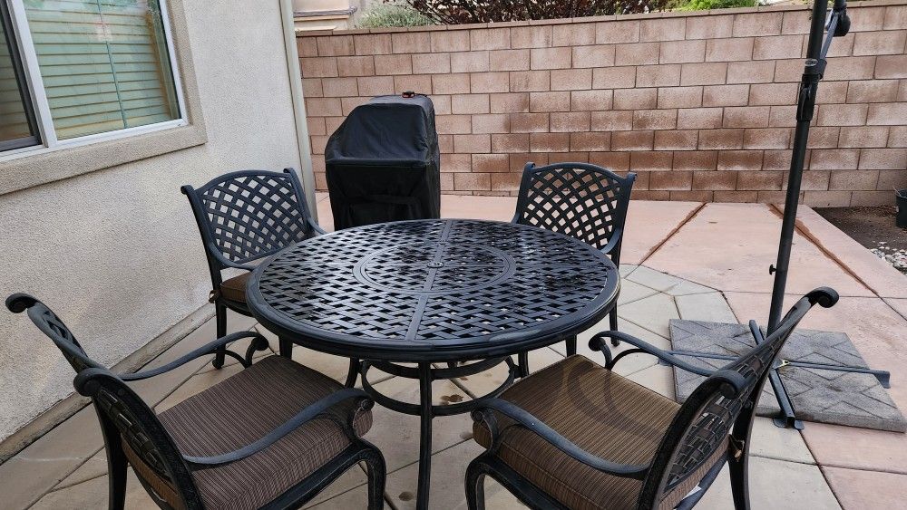 Patio Set: Round Table + 4 chairs
