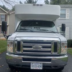 2014 ford E450 buss 
