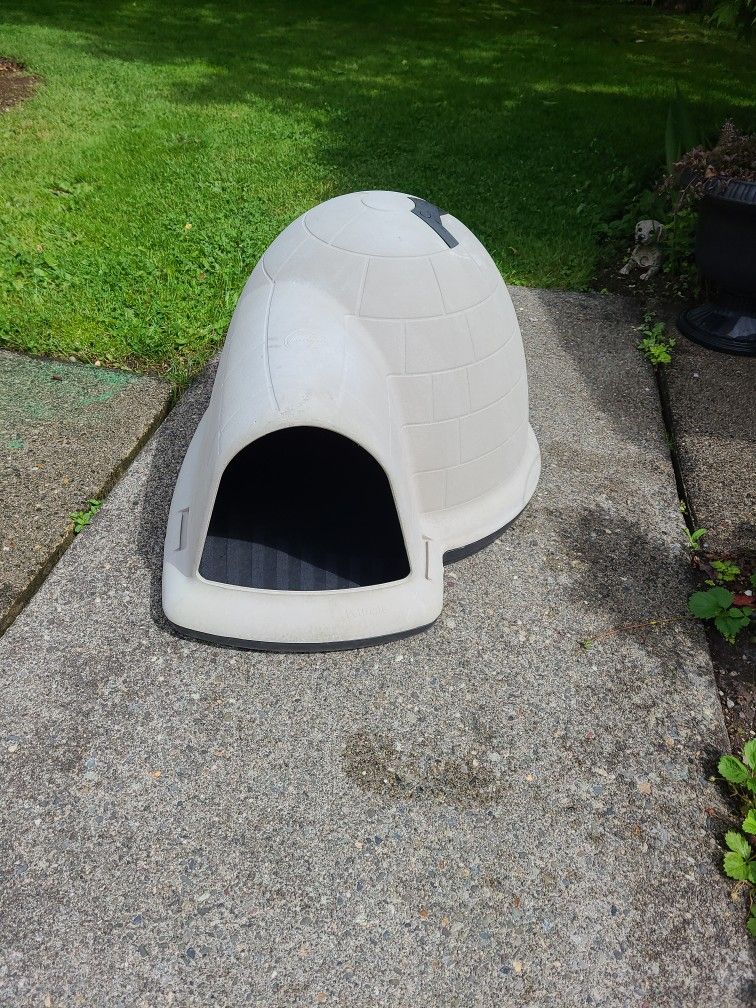 Indigo Igloo-style Dog Kennel