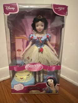 Snow White Disney Princess Porcelain Doll 2004