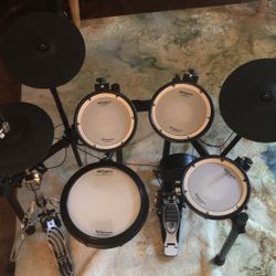 Barely used Roland TD-07KVX electric drum set with free hh stand and pedal