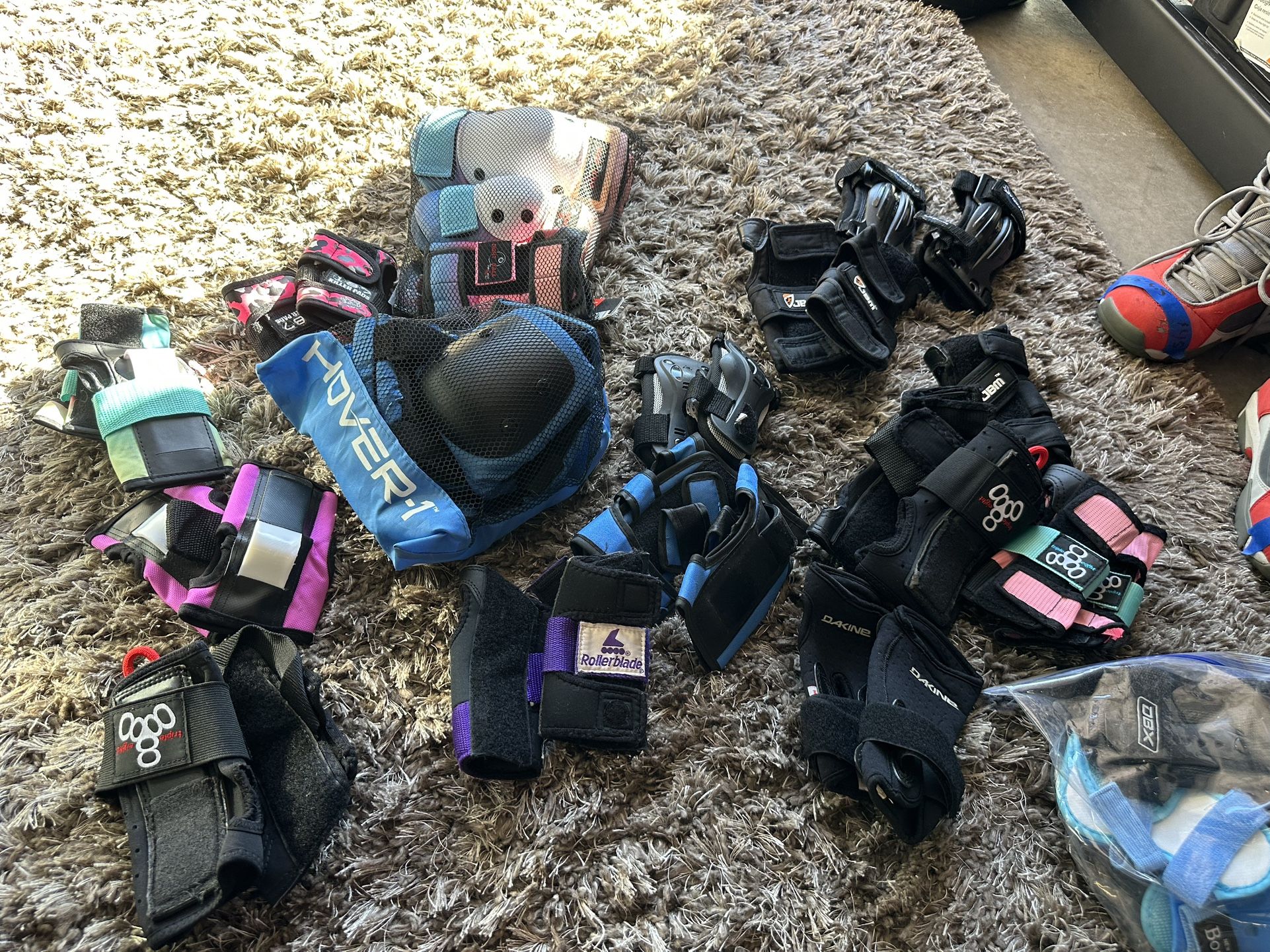 Wrist guards for Snowboarding/Skiing/Skateboarding-Also Sell Snowboard/Boots/Gloves/Helmet/Ski Mask/Goggles