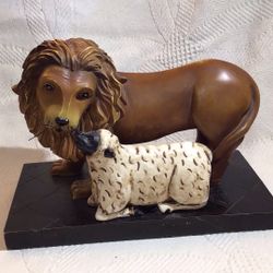 BEAUTIFUL LION & LAMB STATUE HEAVYWEIGHT EXECELLET CONDITION 