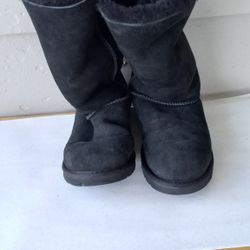 UGG BLACK BOW TIE BOOTS  GENTLY WORN SIZE US 7