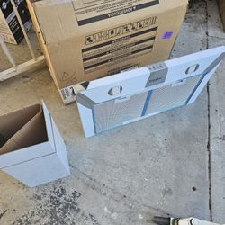 New Whirlpool 30" 400cfm Stainless Steel Chimney Wall Mount Range Hood. Retails $430 With Taxes! Dented! See Pictures!