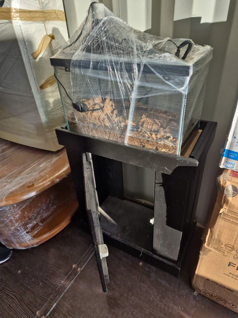 Reptile Terrarium With Wood Stand, Heat Lamp And Heat Pad