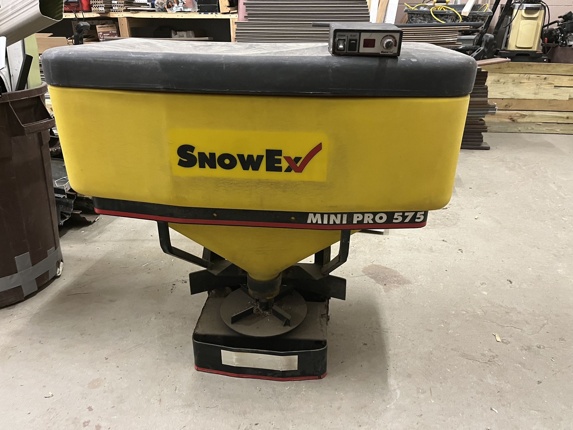 SnowEx Mini Pro 575 Salter for Sale in Oak Lawn, IL OfferUp